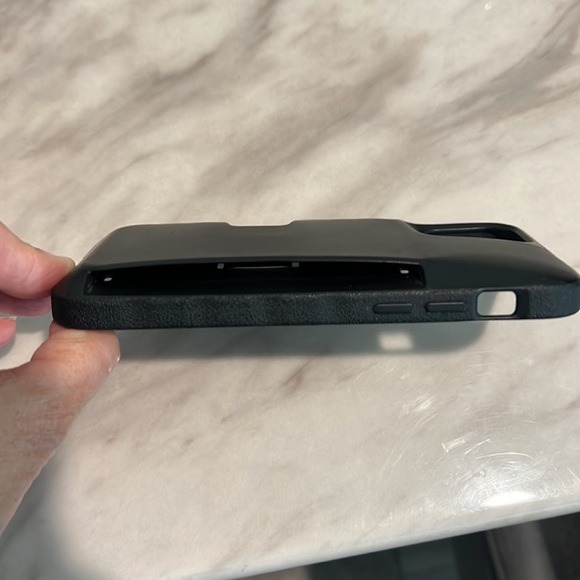 Black Smartish protective case w/card holder for iPhone 12 - Picture 3 of 3